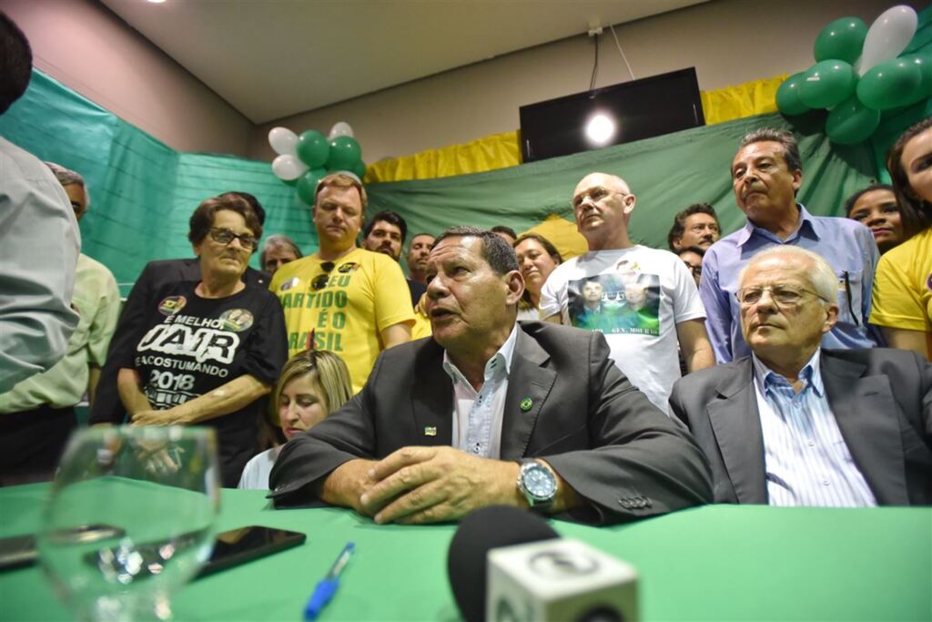Vice na chapa de Bolsonaro, Mourão faz campanha em Santa Maria