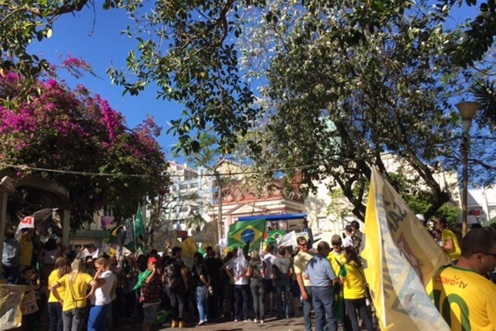 Eleitores de Bolsonaro promovem ato na Praça Saldanha Marinho