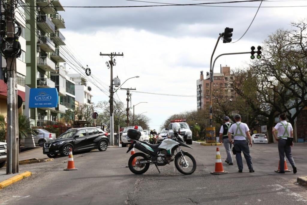Avenida Medianeira e ruas do entorno do cartório eleitoral de Santa Maria estão interrompidas