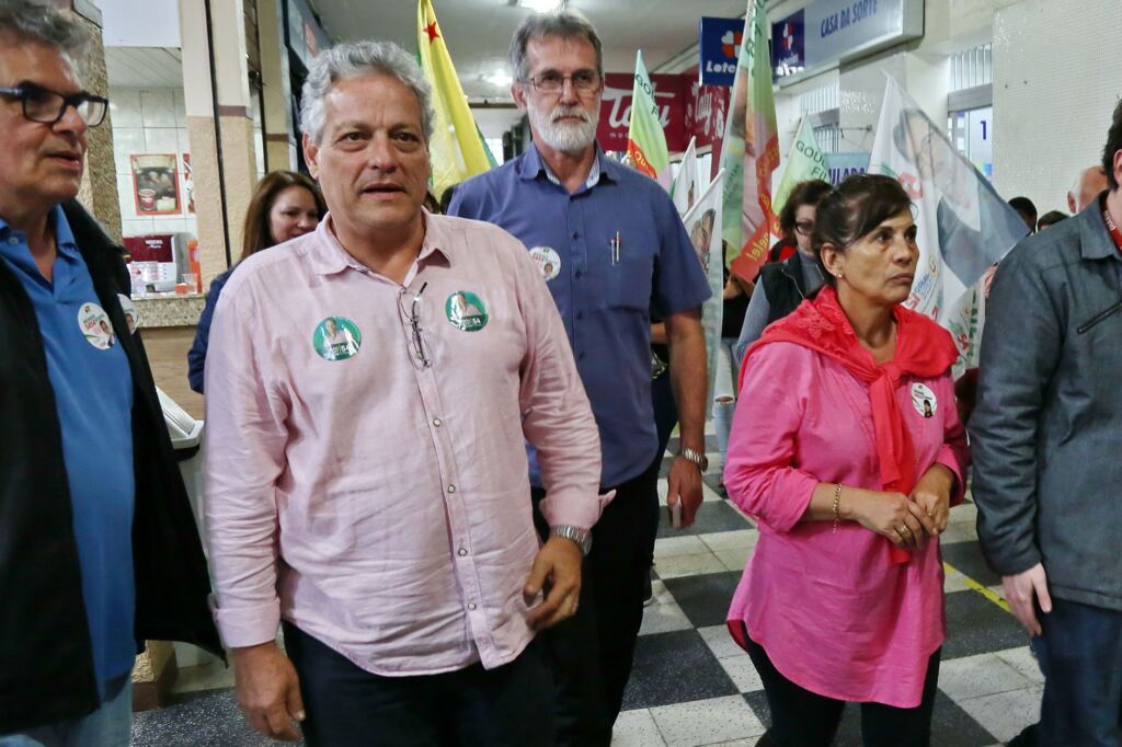 Foto: Charles Guerra (Diário) - Candidato fez campanha no Calçadão e parou para tomar café com apoiadores