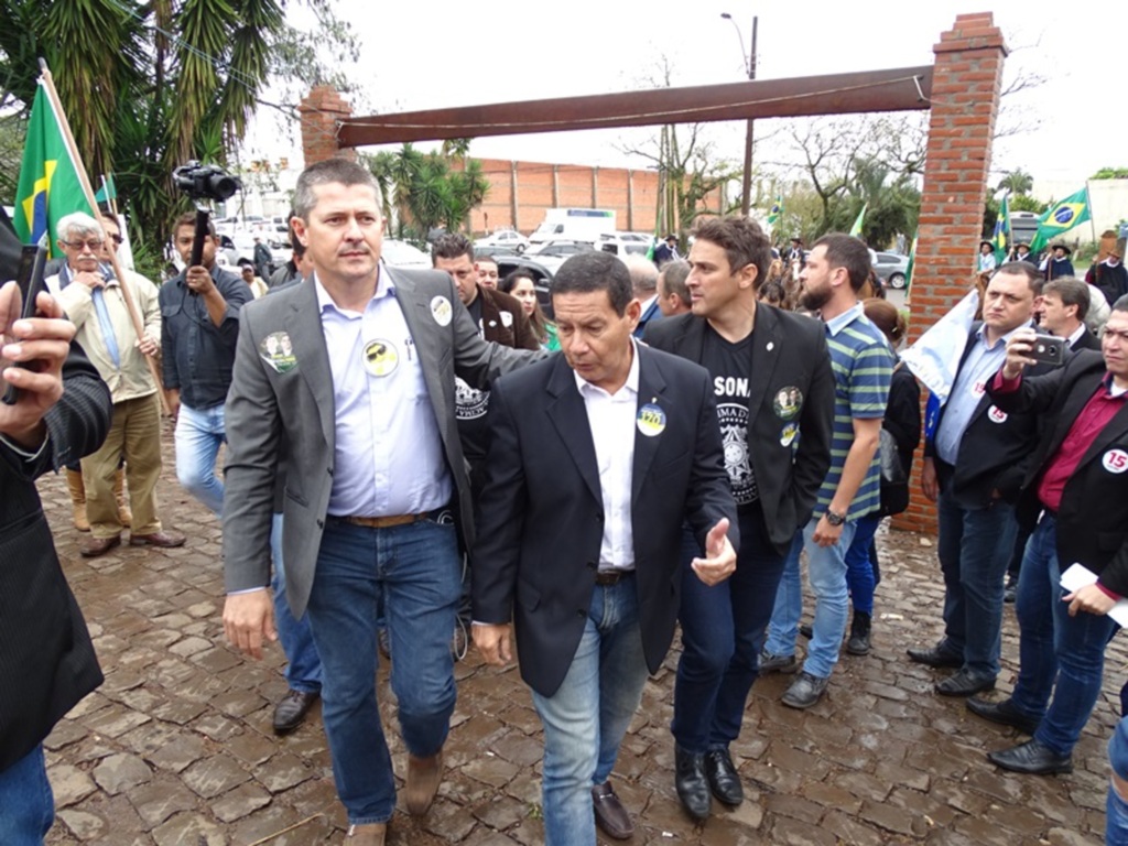 Vice de Bolsonaro, General Mourão faz campanha em Santiago