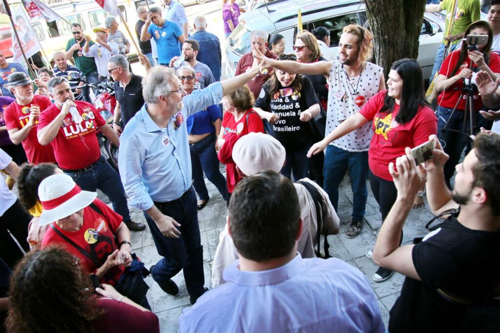Renan Mattos (Diário) - Miguel Rossetto foi recebido por apoiadores na inauguração do comitê eleitoral, na Avenida Rio Branco
