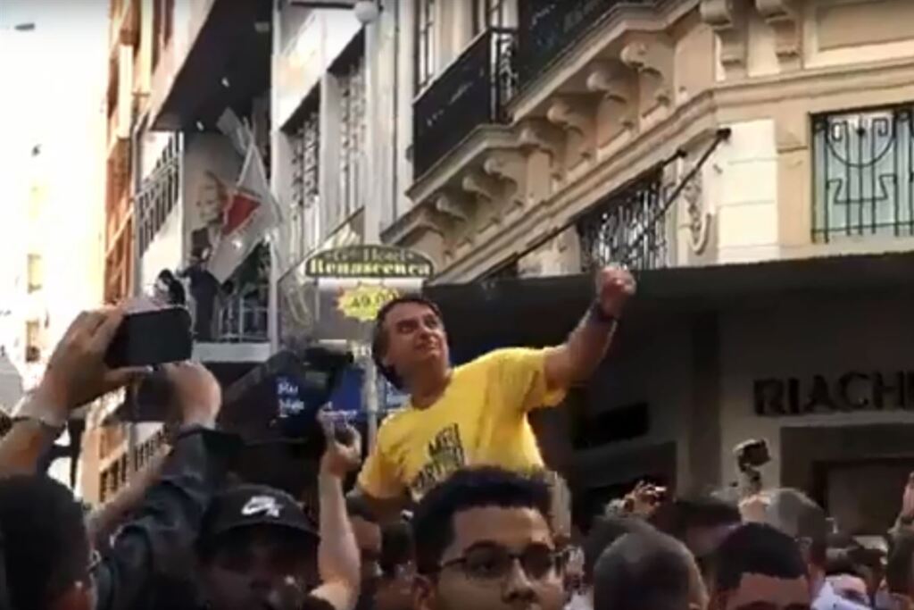 Bolsonaro interrompe ato de campanha após ser esfaqueado, diz PM