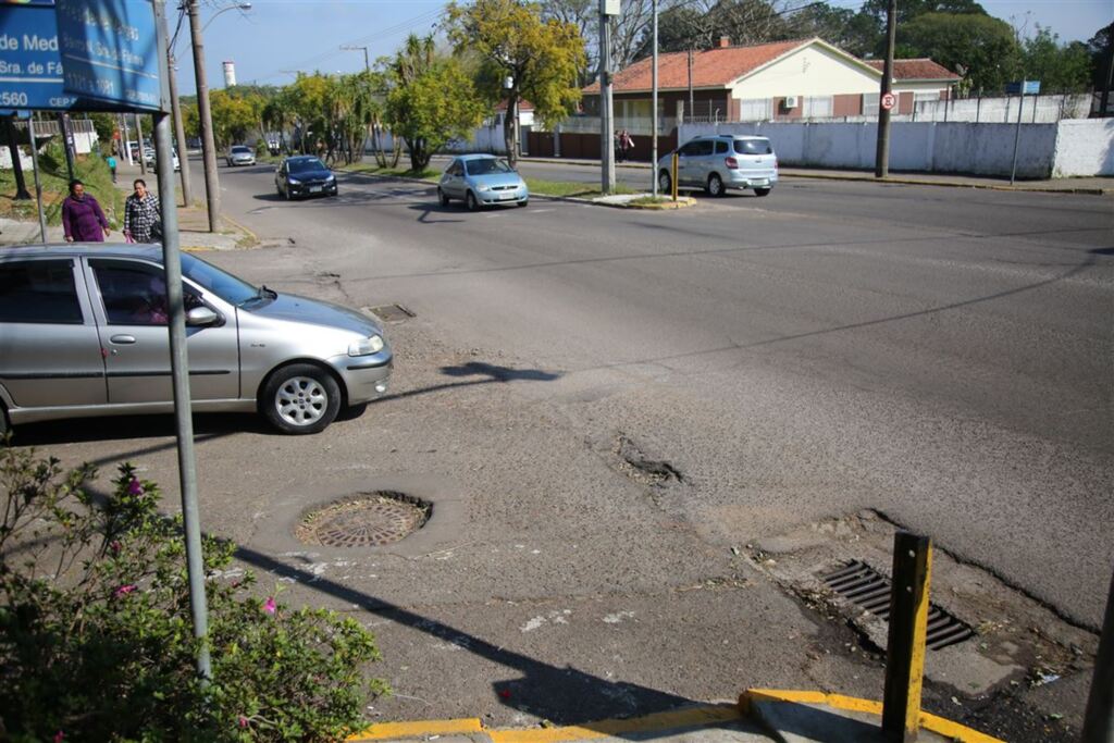Foto: Renan Mattos (Diário) - Cruzamento da Avenida Presidente Vargas e Avenida Bordes de Medeiros com buracos