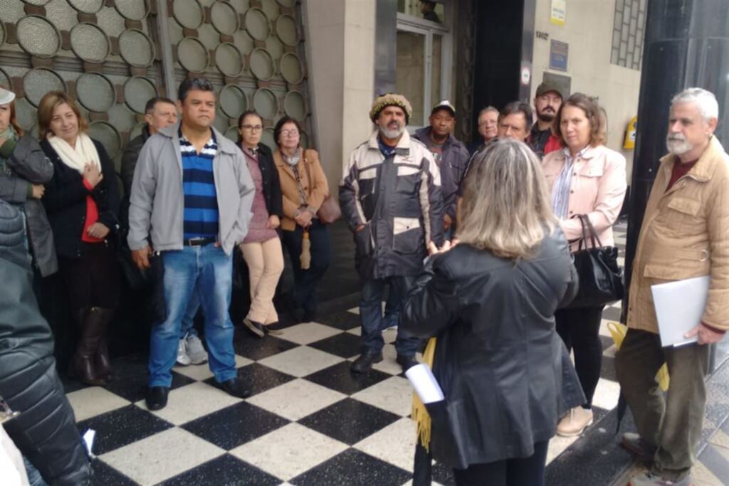 Rosane da Silva (divulgação) - Cerca de 50 aposentados participaram do protesto na sede dos Correios em Santa Maria