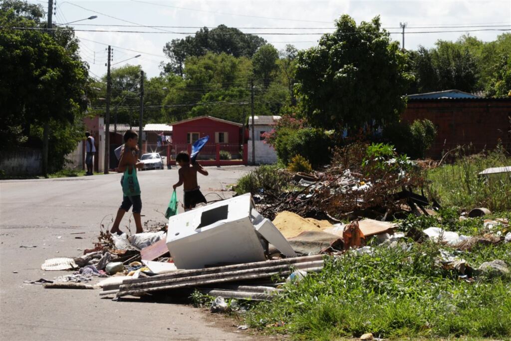 Foto: Lucas Amorelli (Diário) - Lixo orgânico e eletrodomésticos são descartados em um terreno no Bairro Carolina