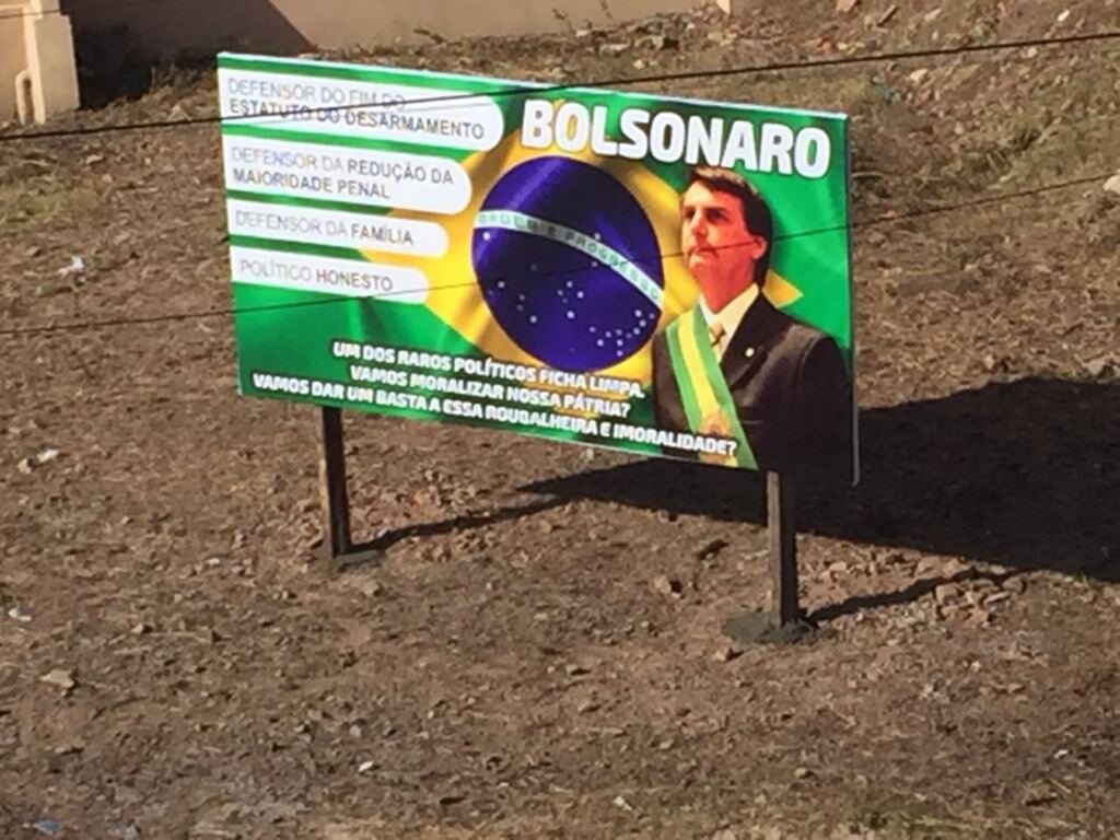 Juiz manda retirar outdoor de Bolsonaro em Santiago, mas decisão é revertida