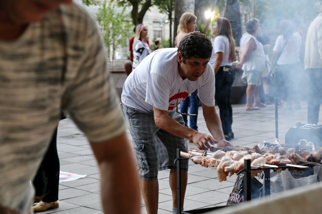 Durante julgamento de Lula, militantes assam coxinhas em Santa Maria