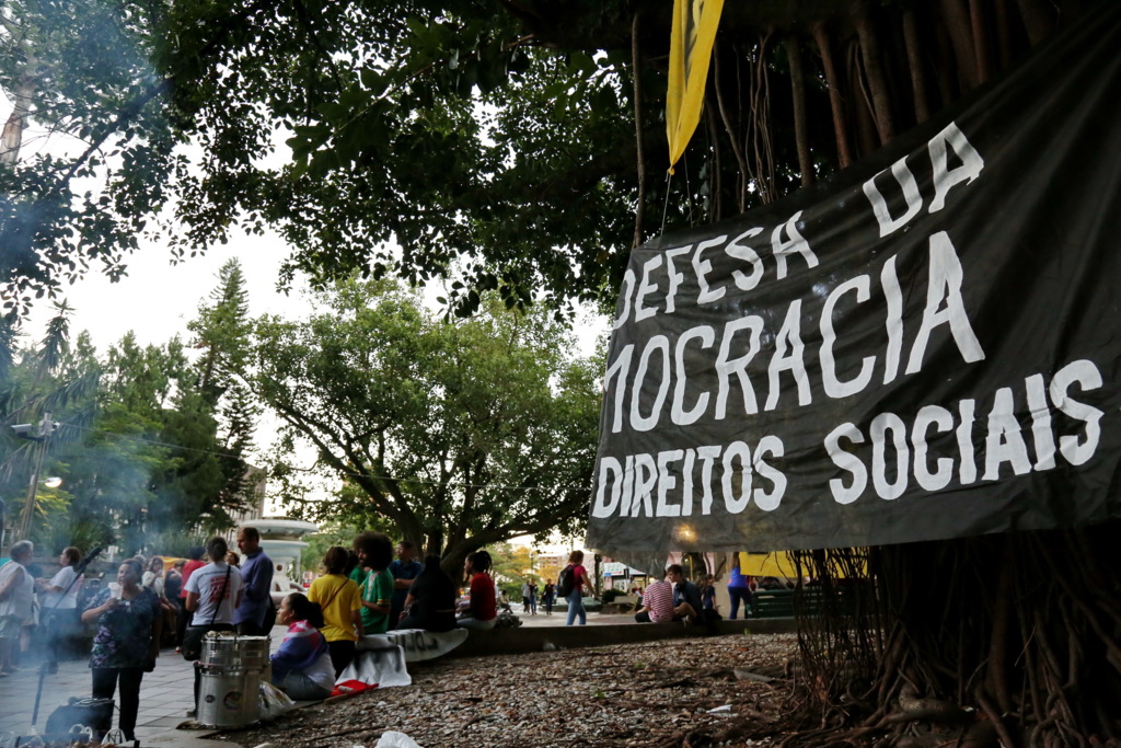 Manifestantes pró-Lula assam coxinhas na Praça Saldanha Marinho