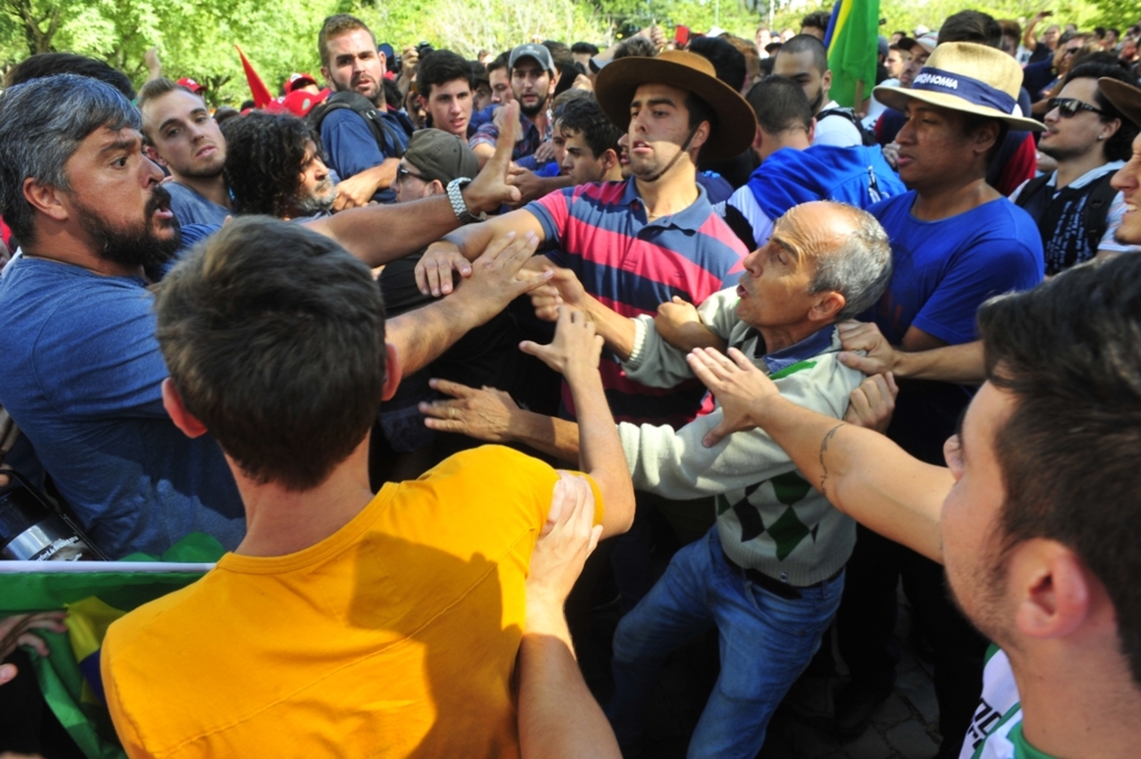 Visita de Lula é marcada por festa, brigas, pessoas feridas e protestos no campus da UFSM