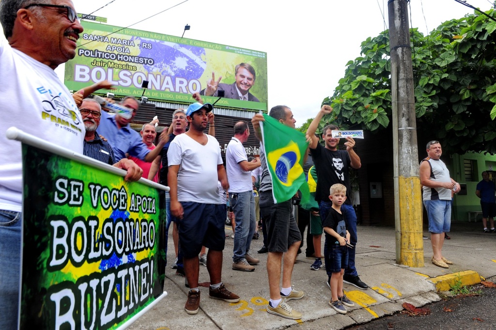 Grupo instala outdoor em apoio a Bolsonaro em Santa Maria