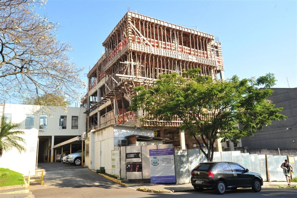 Câmara gastará pelo menos R$ 150 mil para recuperar estrutura da obra da nova sede