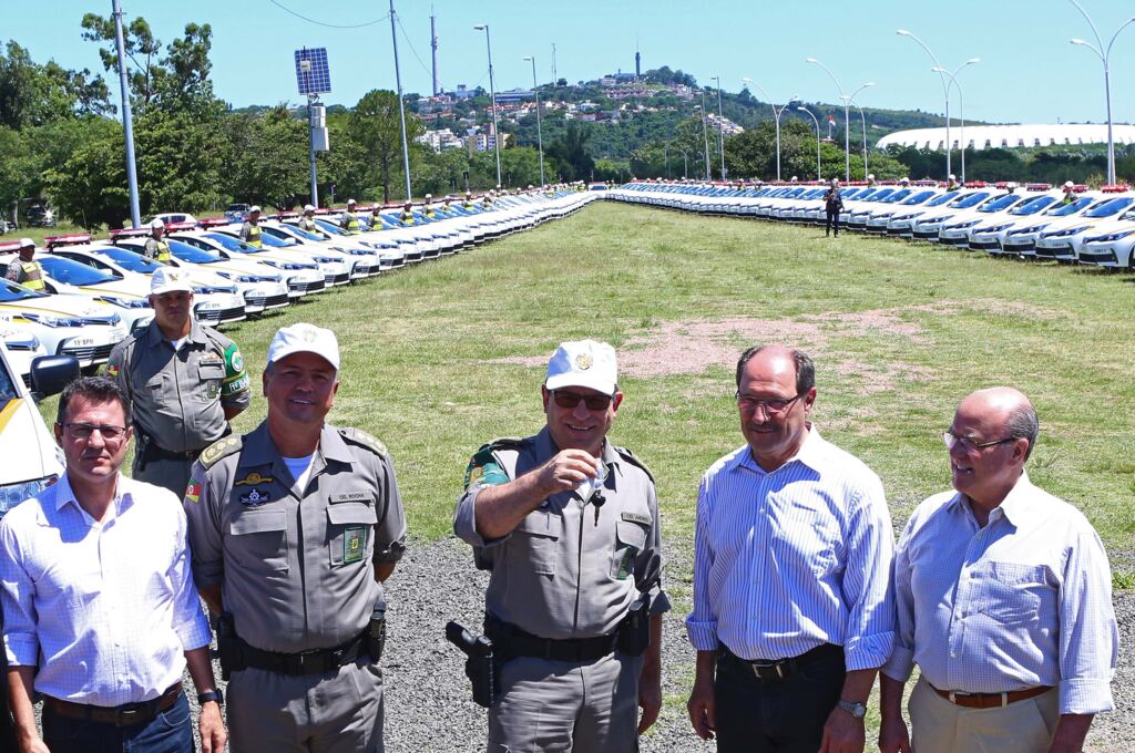 Luiz Chaves (Palácio Piratini) - Governador Sartori (na foto, segundo da dir. para esq.), junto com secretário Schirmer (à dir.) repassou viaturas à BM