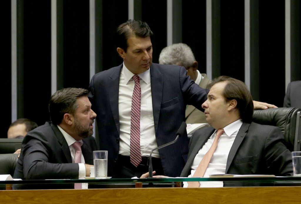 Wilson Dias (Agência Brasil) - O deputados Carlos Sampaio, o relator da reforma da Previdência, Arthur Maia, e o presidente da Câmara, Rodrigo Maia, durante sessão que analisou mudanças na MP de incentivo a petrolíferas