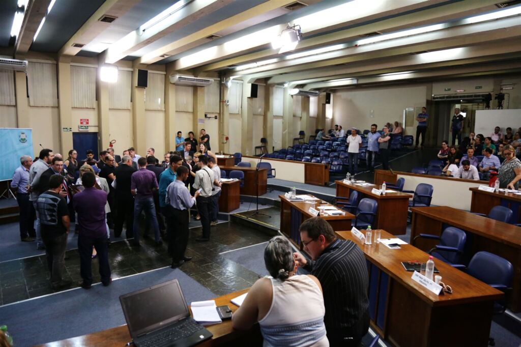 Câmara aprova liberação de pequenos animais em lojas e shoppings