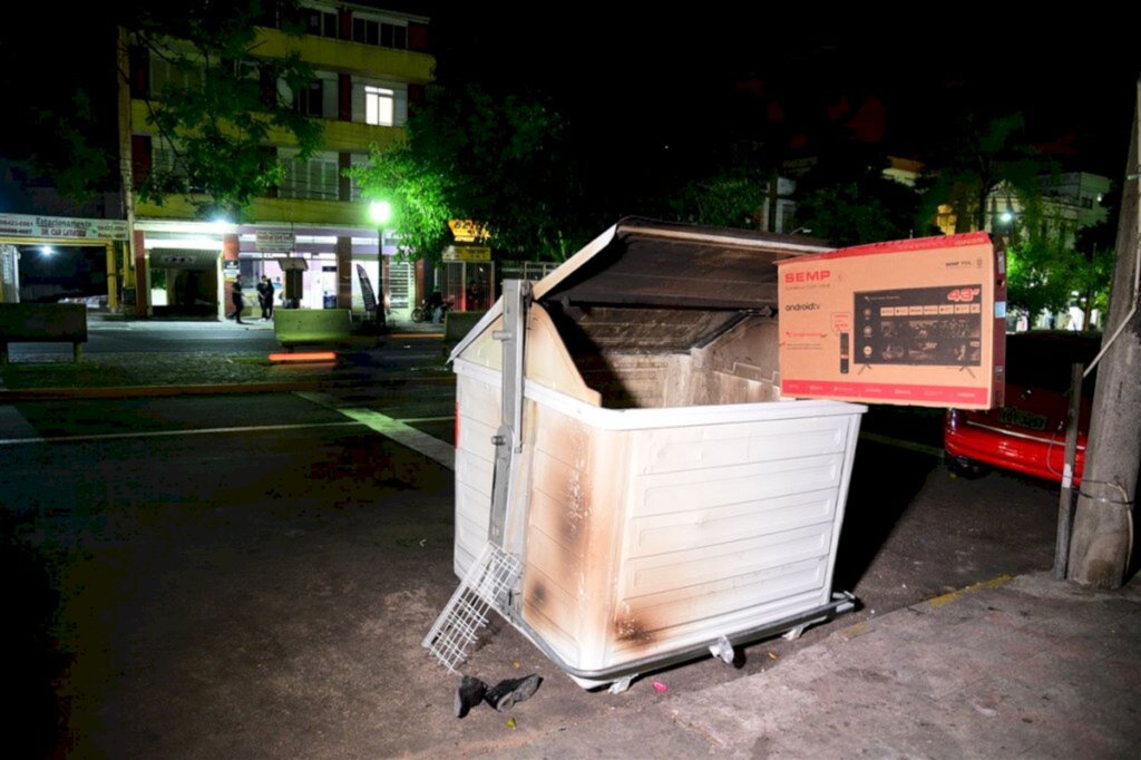 Oito contêineres de lixo são queimados no centro de Santa Maria