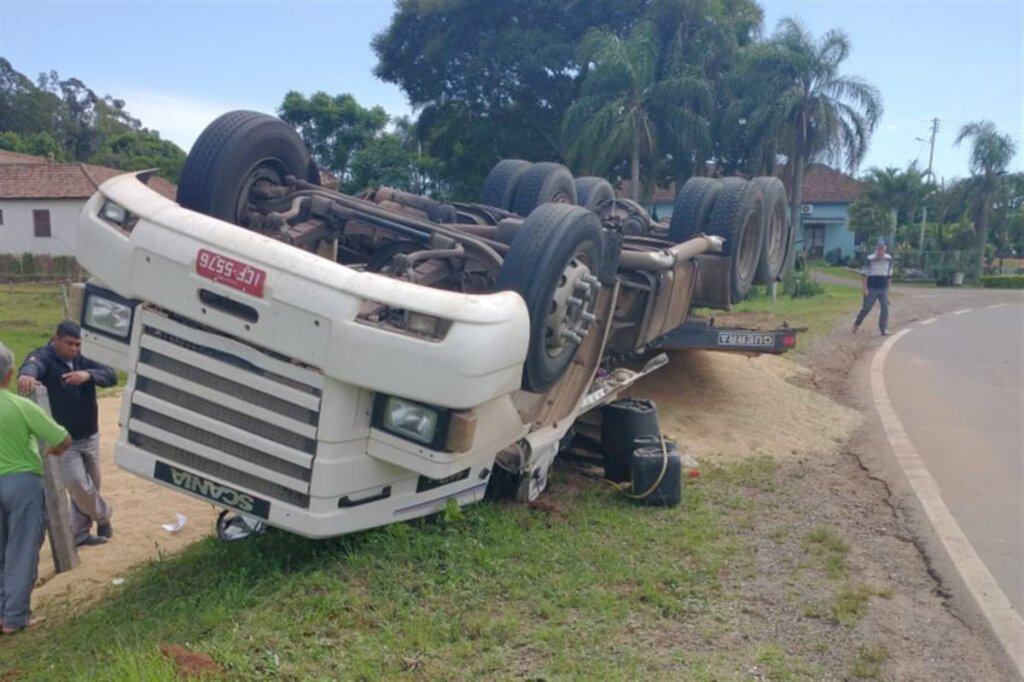 Caminhão tomba e motorista fica ferido em Restinga Sêca