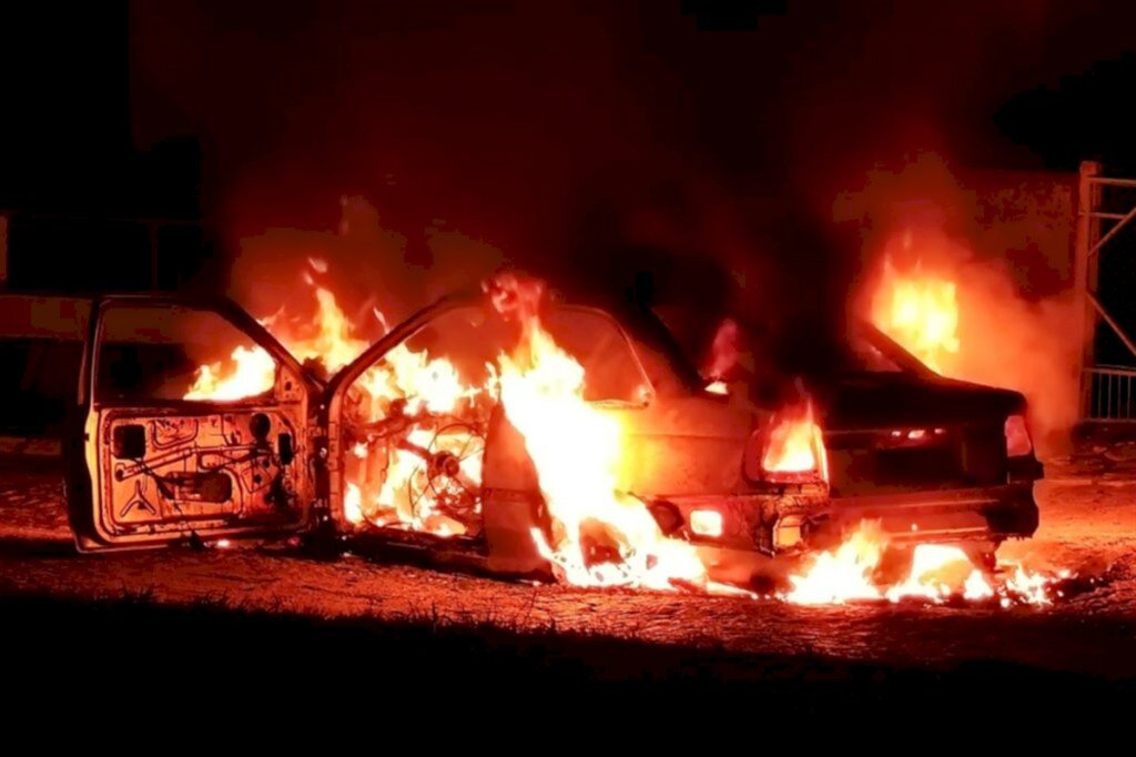 Carro é consumido pelo fogo em Formigueiro