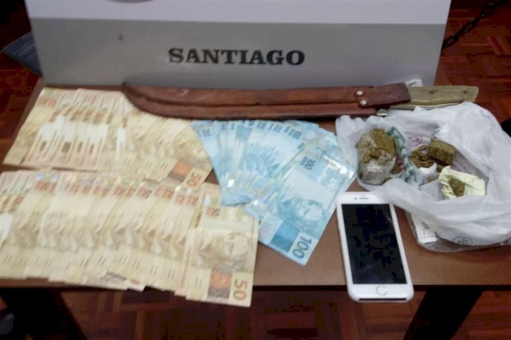Casal é detido com drogas, dinheiro e facão em Santiago