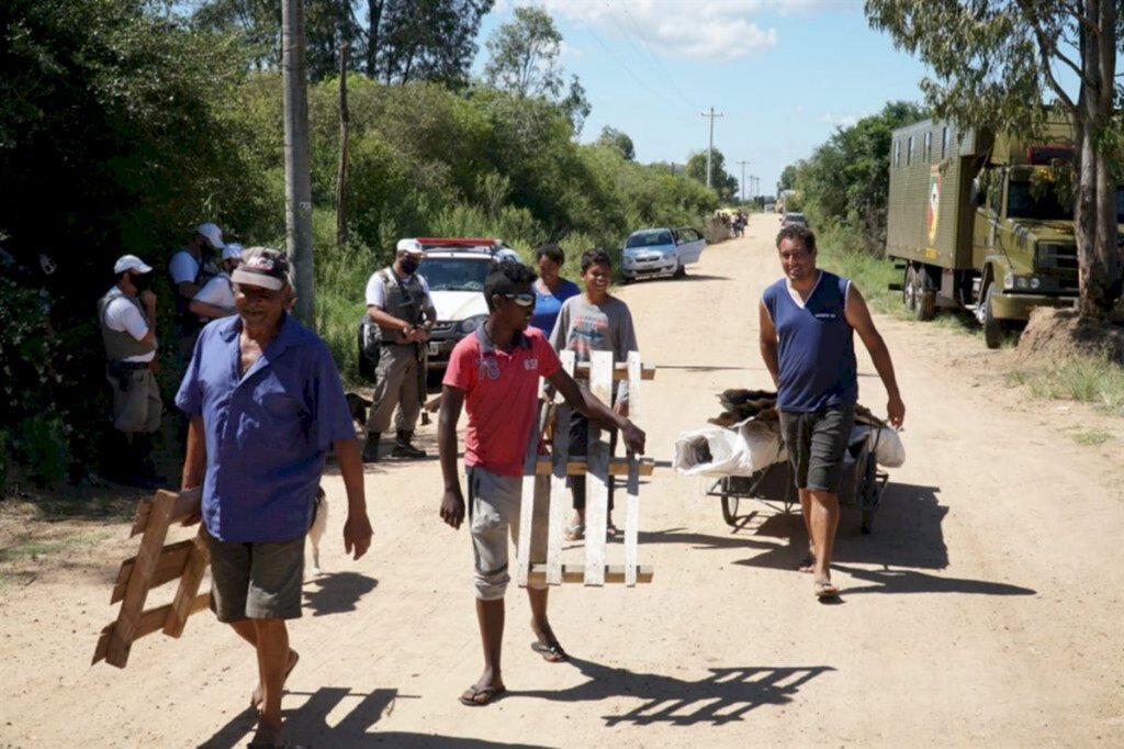 50 famílias deixam área após reintegração de posse em São Gabriel