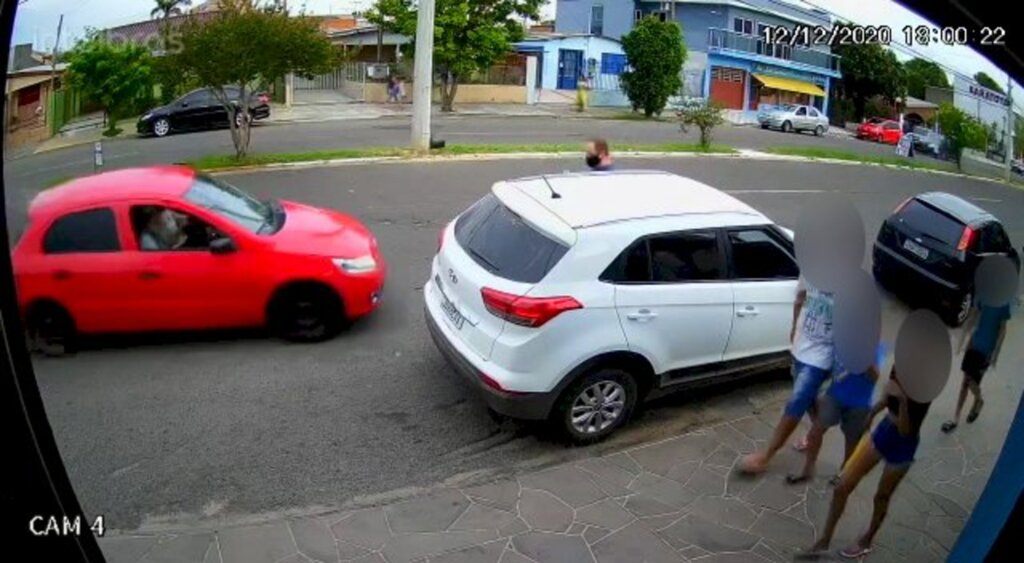 VÍDEO: homem fica ferido após ser atropelado no Bairro Tancredo Neves