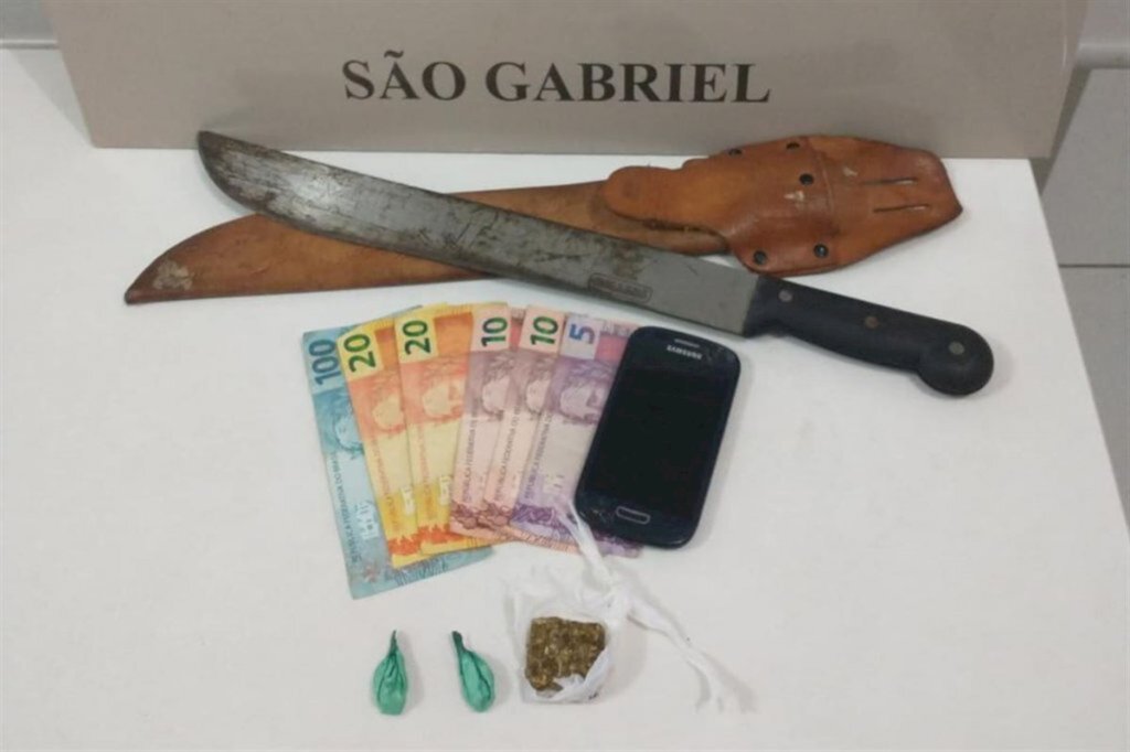 Jovem é preso com drogas e facão em São Gabriel