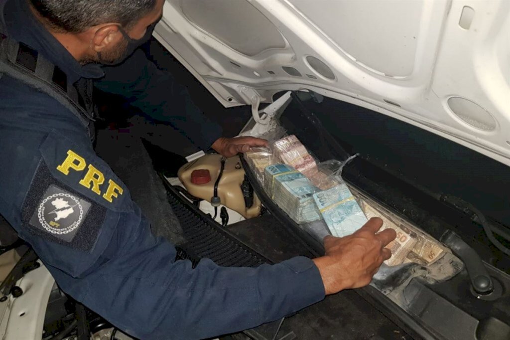 VÍDEO: PRF encontra mais de R$ 1,7 milhão escondido em carro na BR-290