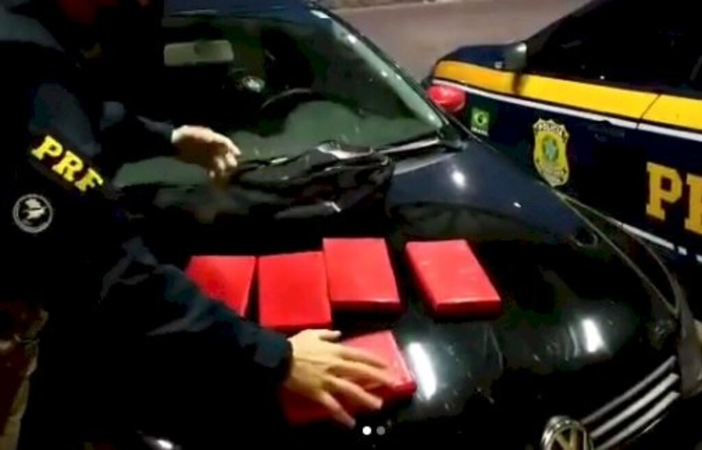 título imagem VÍDEO: 5 quilos de cocaína são apreendidos dentro de carro na BR-290