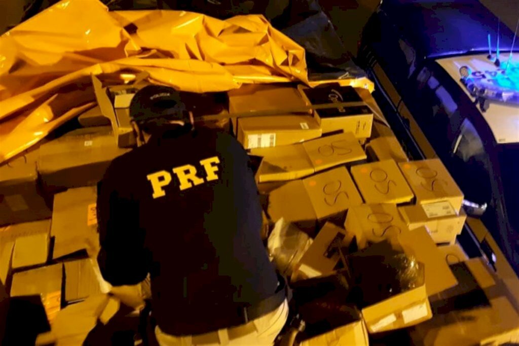 Foto: Divulgação (PRF) - Os policiais encontraram grande quantidade de celulares, eletrônicos, equipamentos médicos e de informática e bebidas