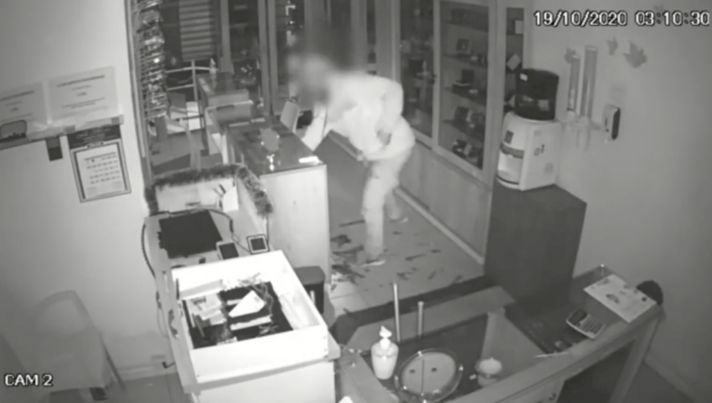 título imagem VÍDEO: câmera flagra furto a joalheria no centro de Santa Maria
