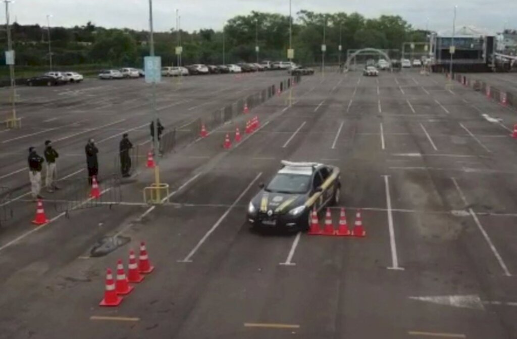 VÍDEO: estacionamento de shopping vira pista de treinos da PRF