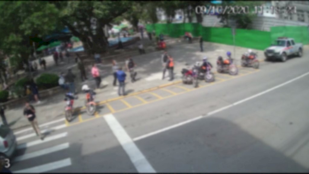 VÍDEO: câmeras de segurança flagram briga entre telemotos em Santa Maria