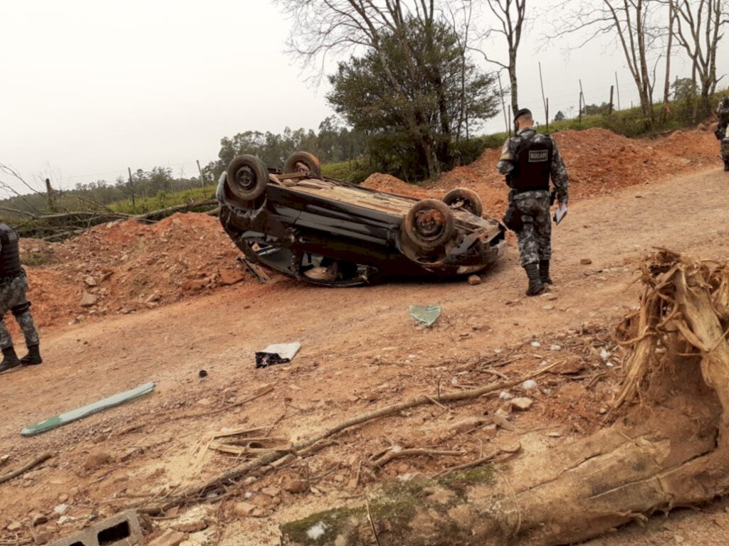 Ladrão capota o carro após roubar o veículo em Santiago