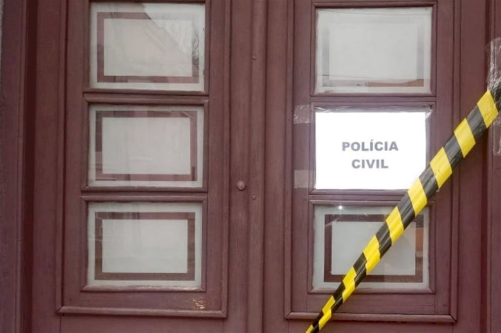 Foto: Divulgação - Casa onde ocorreu o assalto, no Centro de Lavras do Sul, foi interditada para perícia