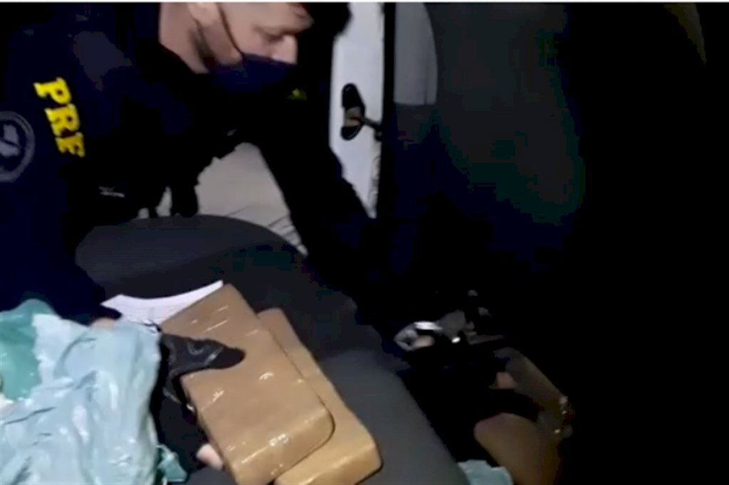 VÍDEO: homem é detido com mais de sete quilos de drogas em táxi na BR-287