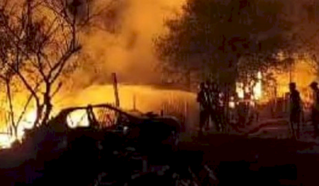 Casas e veículo são destruídos em incêndio no Bairro Km 3