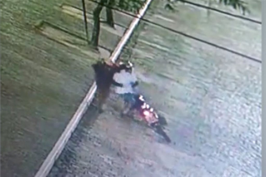 VÍDEO: imagens flagram assalto a motociclista que tentava fazer moto funcionar no Centro