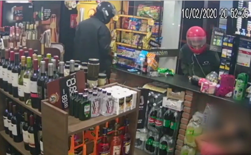 VÍDEO: dupla armada assalta distribuidora de bebidas em Caçapava do Sul