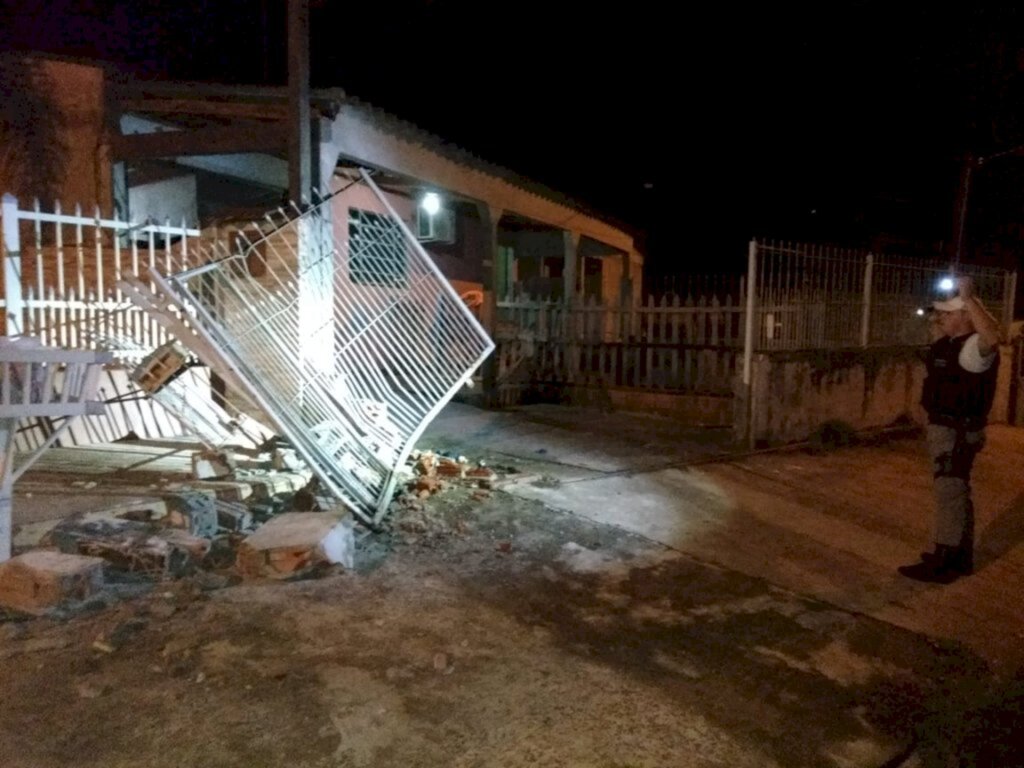Homem é detido por embriaguez após derrubar portão em Santiago