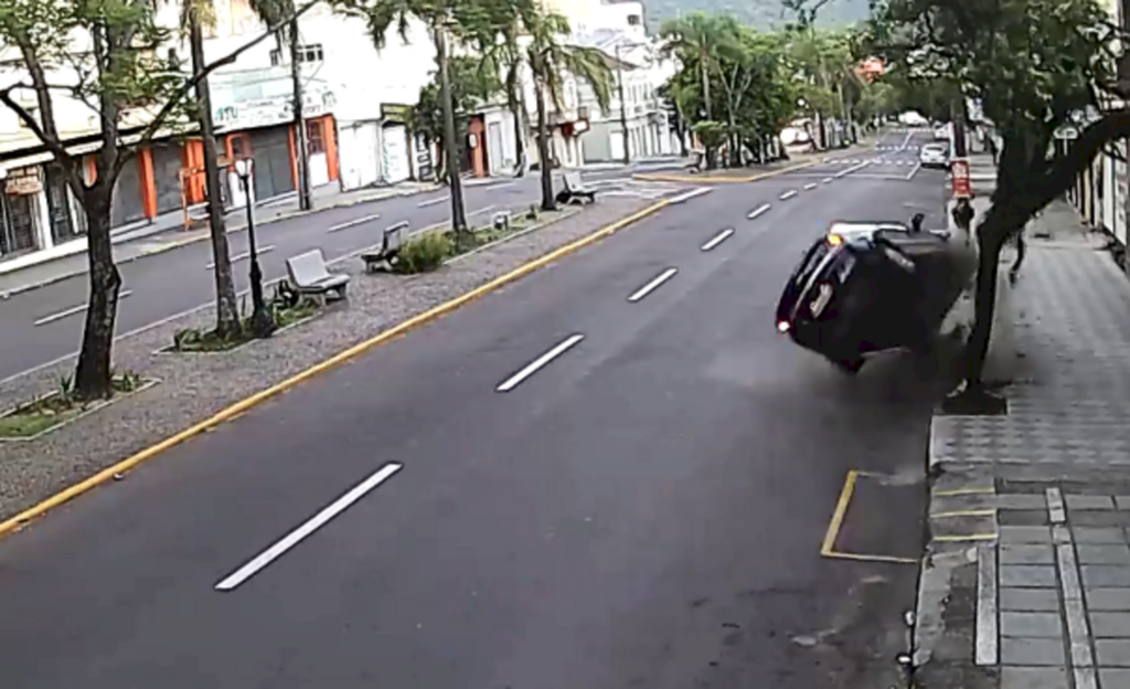 título imagem VÍDEO: câmera flagra momento em que carro capota no Centro de Santa Maria