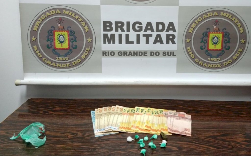 Dupla é detida com drogas e dinheiro em Santiago