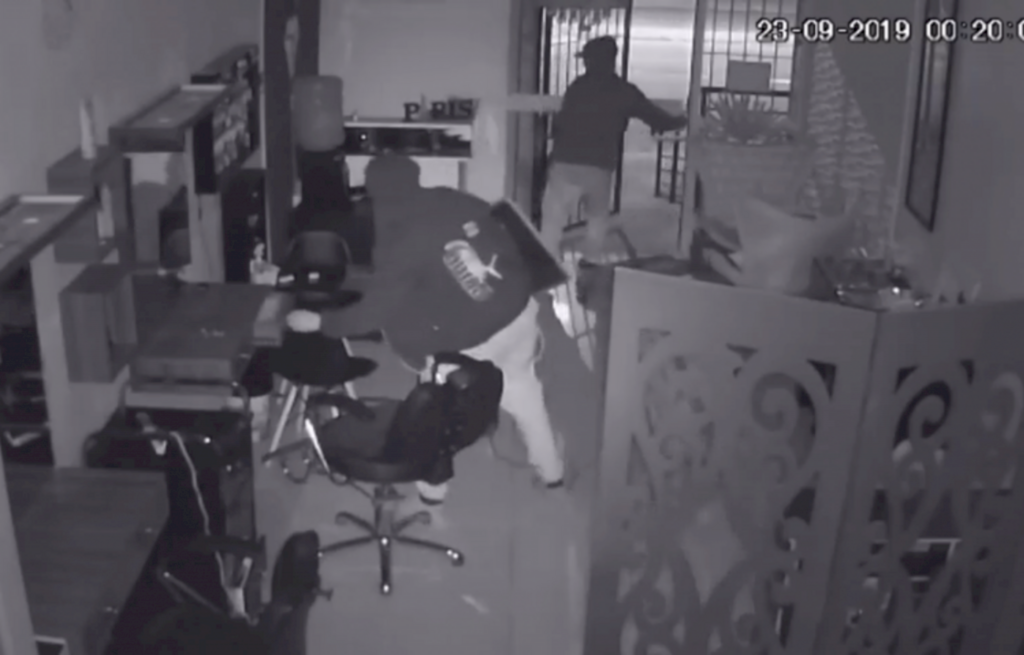 VÍDEO: bandidos arrombam salão de beleza e fogem com objetos