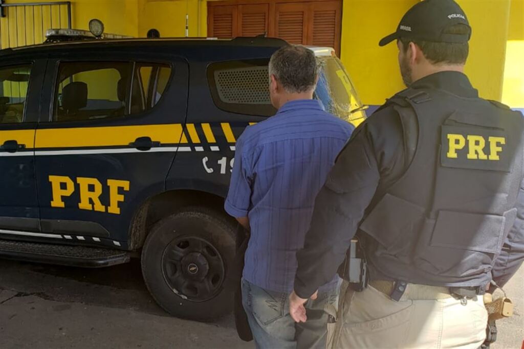 PRF prende homem procurado pela Justiça em ônibus de turismo em Rosário do Sul