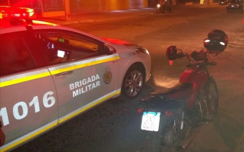 Homem é detido dirigindo moto roubada em Santa Maria