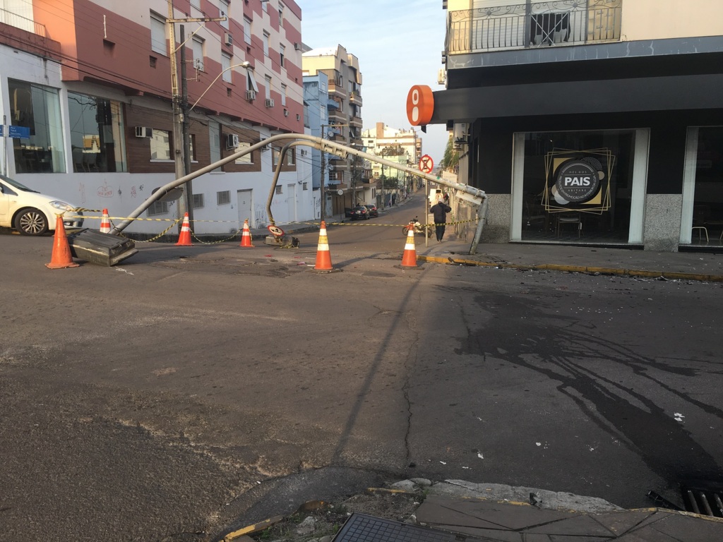 VÍDEO: semáforo é derrubado em acidente de trânsito em Santa Maria