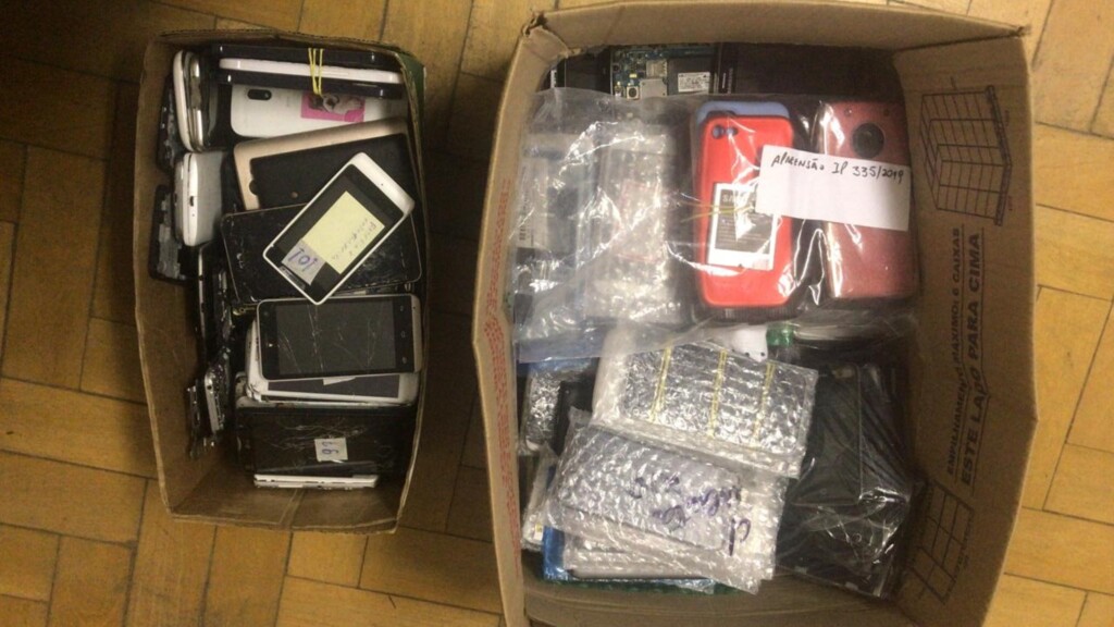 21 pessoas estão presas e polícia recupera mais de 200 celulares roubados