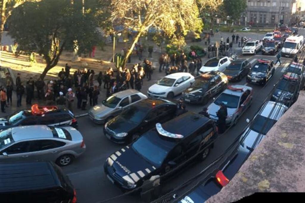 VÍDEO: policiais organizam sirenaço em Santa Maria para homenagear escrivão morto