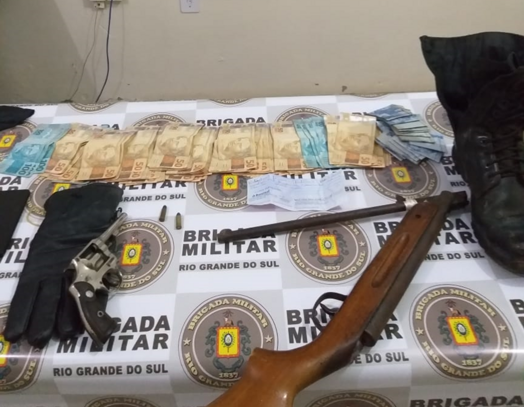 Suspeito de assalto é preso em casa com munição e R$ 13 mil
