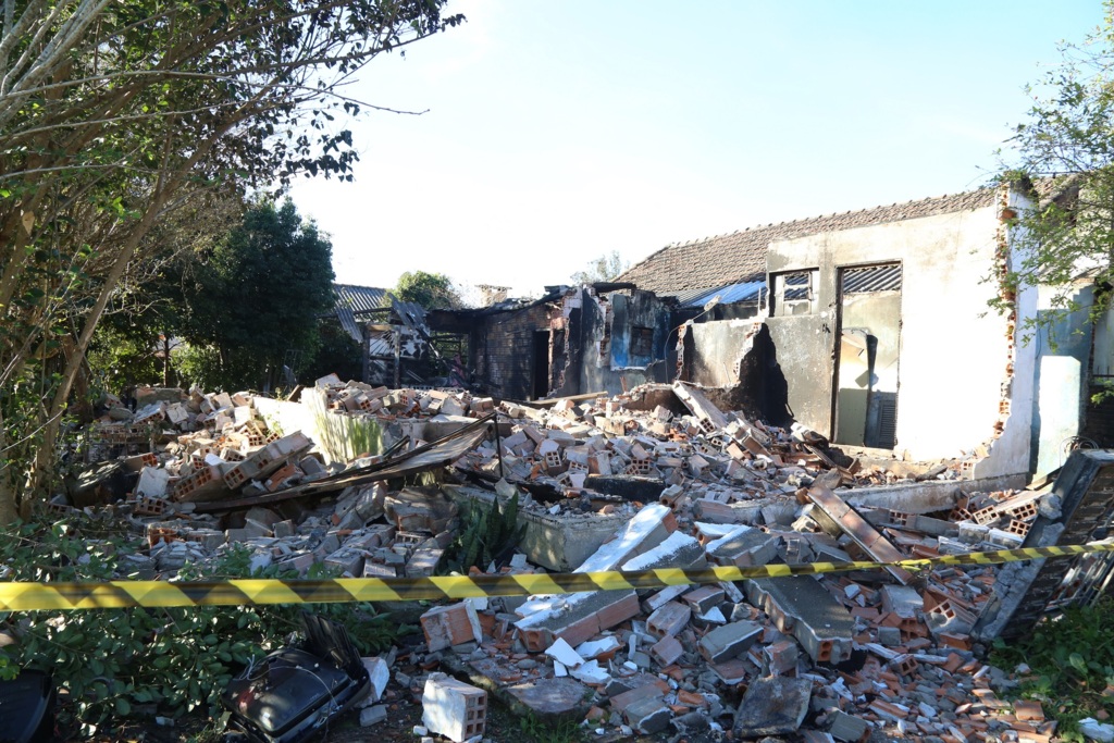 Incêndio criminoso destrói casa, e duas pessoas ficam gravemente feridas