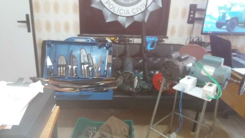Polícia apreende material para cutelaria durante operação contra estelionatos em Santa Maria